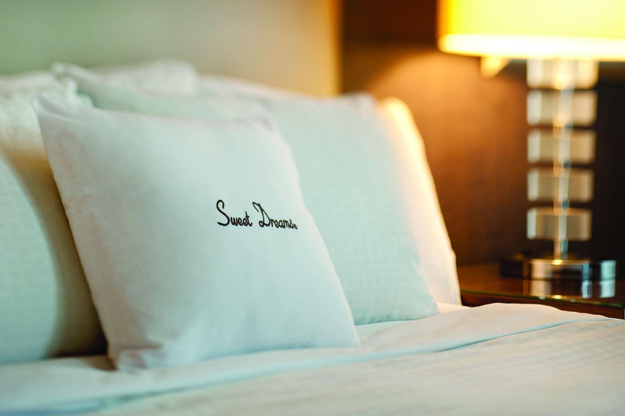 Готель Doubletree By Hilton Куала-Лумпур Екстер'єр фото A pillow with the "Sweet Dreams" logo