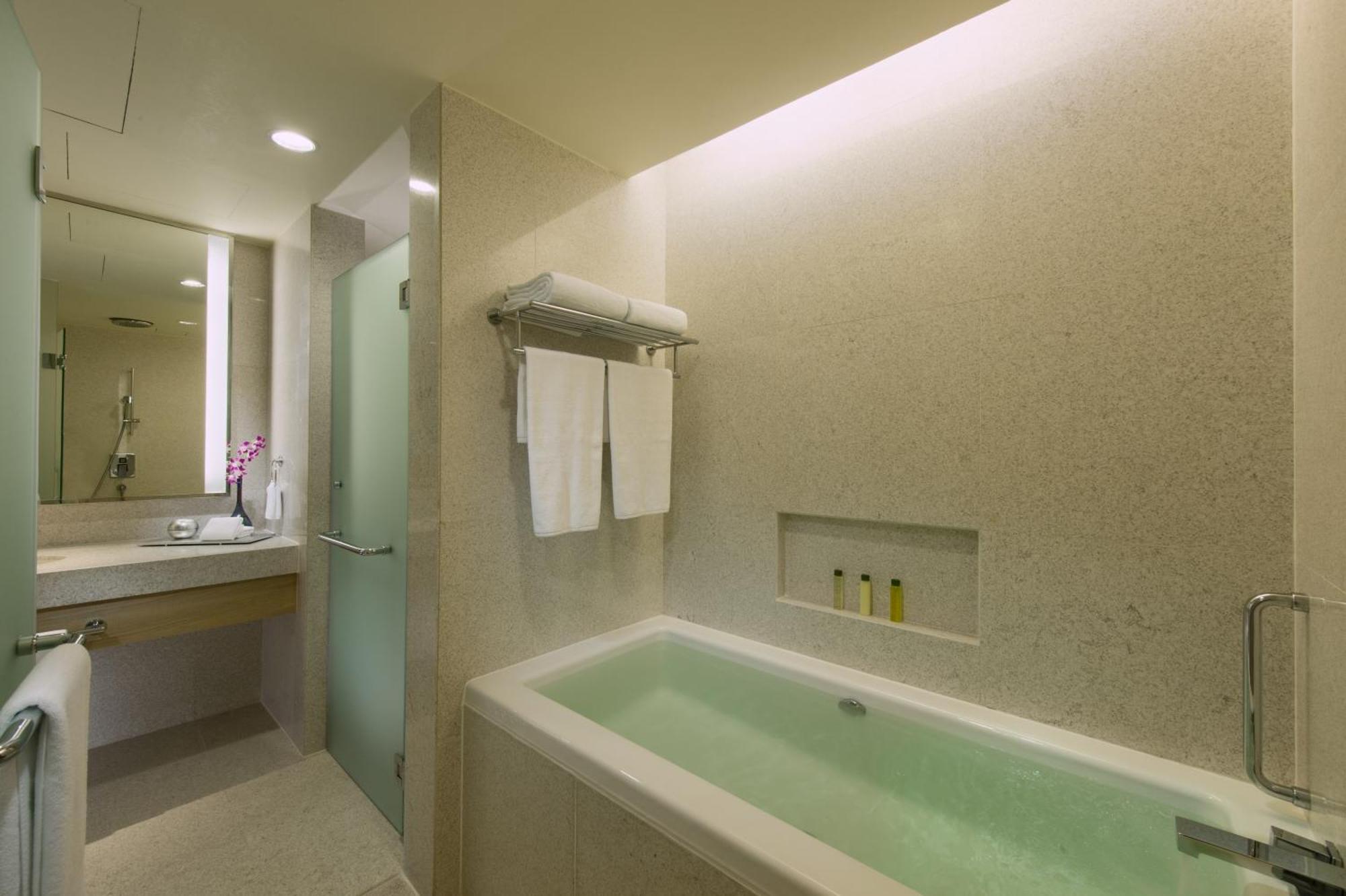 Готель Doubletree By Hilton Куала-Лумпур Екстер'єр фото A modern bathroom with a bathtub