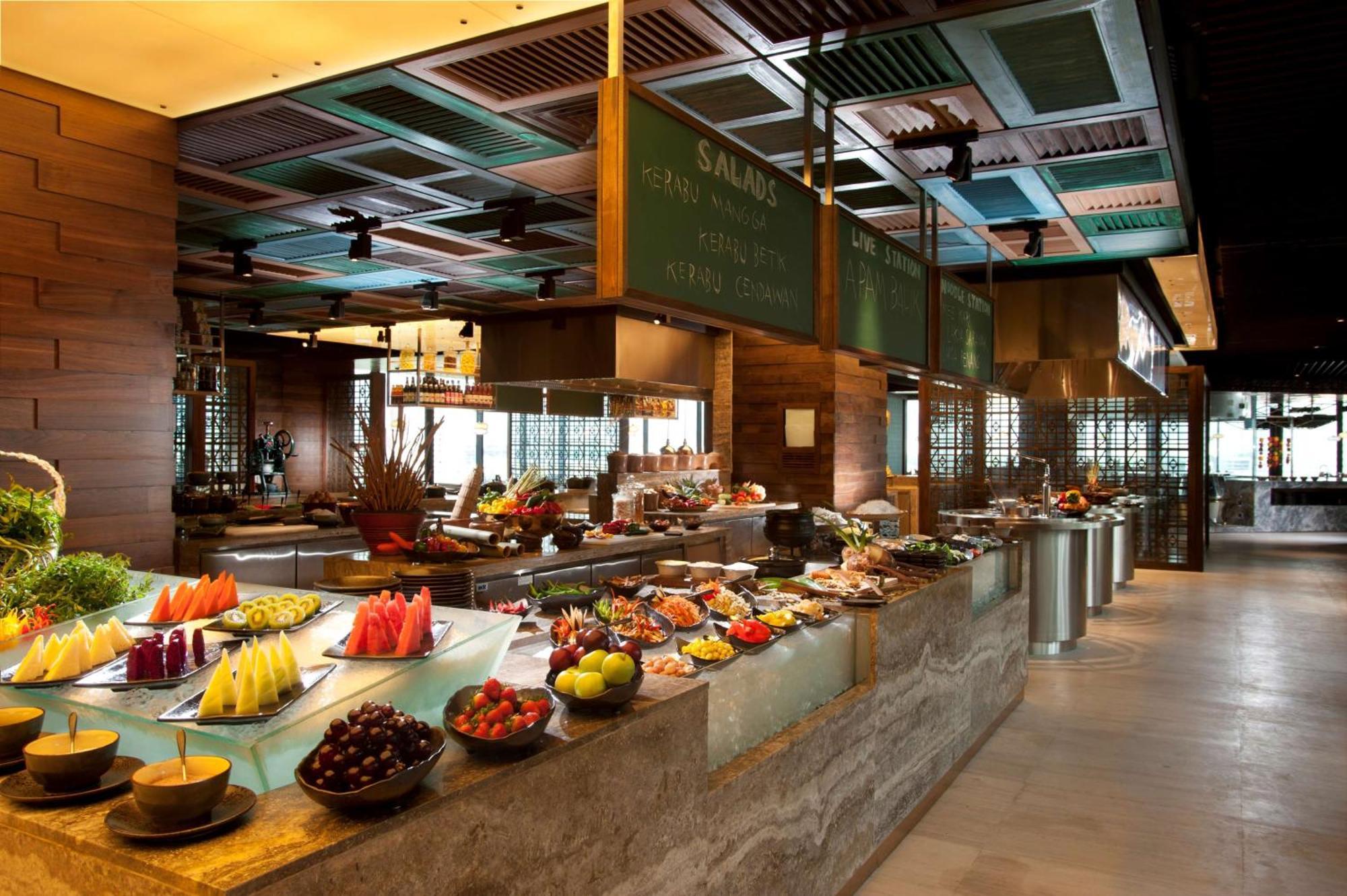 Готель Doubletree By Hilton Куала-Лумпур Екстер'єр фото The buffet at the restaurant