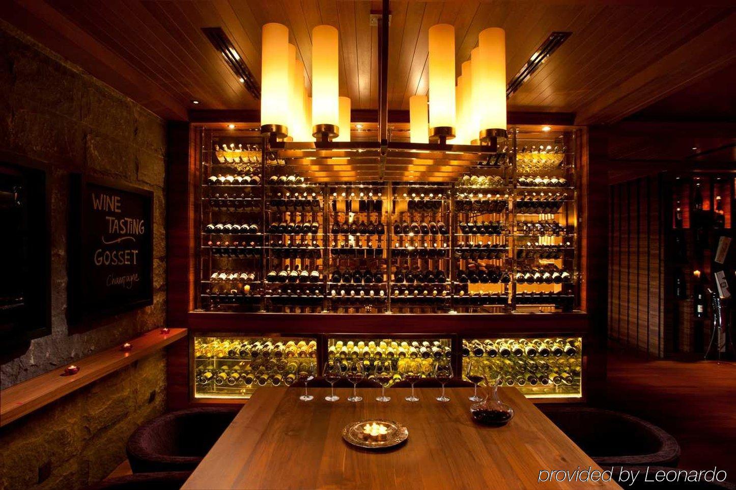 Готель Doubletree By Hilton Куала-Лумпур Ресторан фото Wine Bar