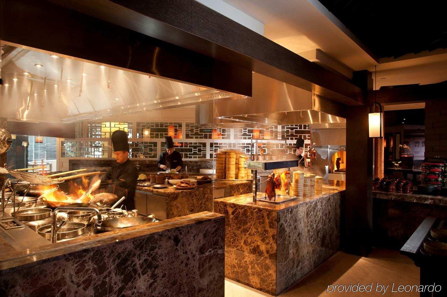 Готель Doubletree By Hilton Куала-Лумпур Ресторан фото The kitchen at the restaurant