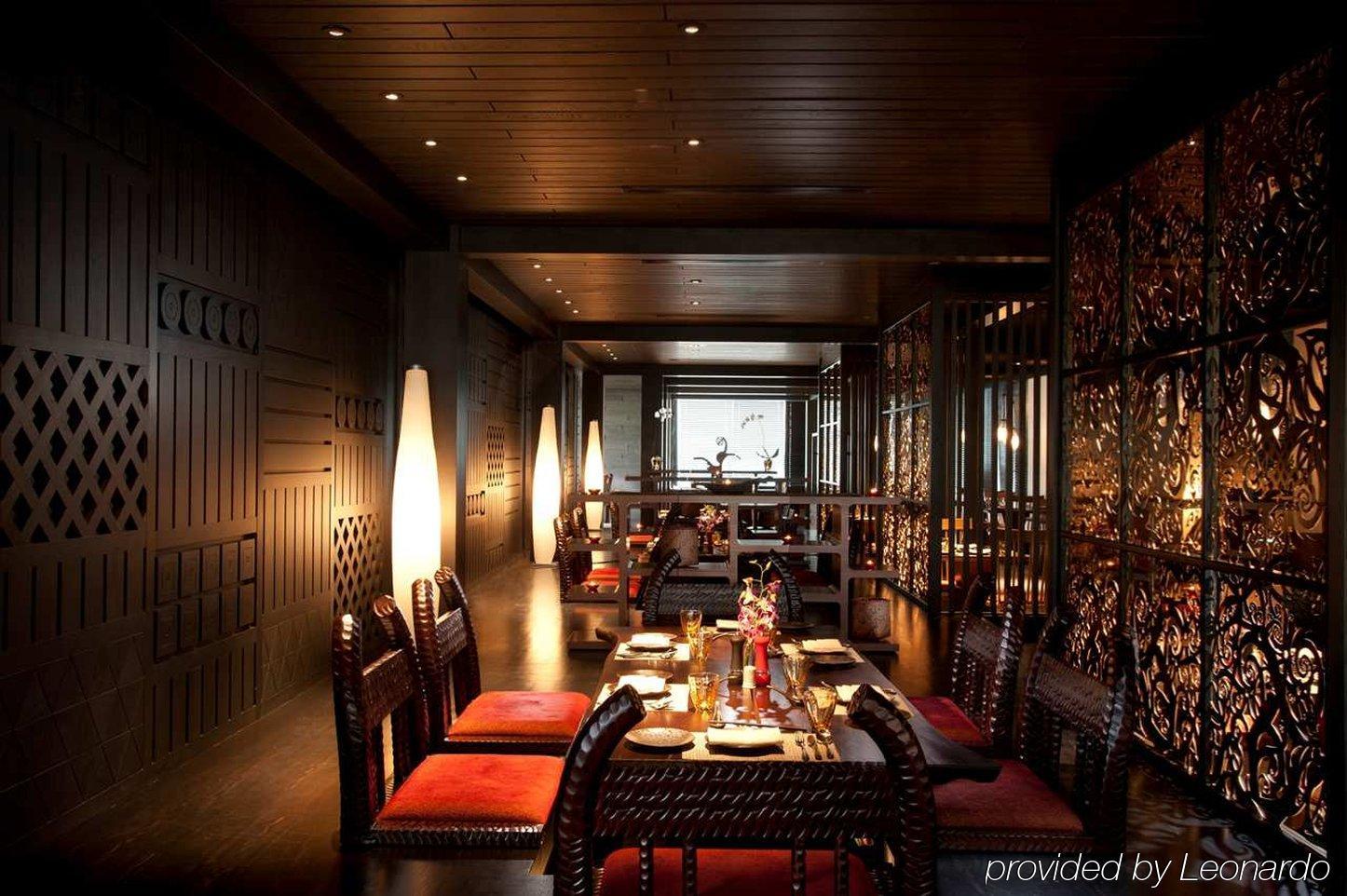 Готель Doubletree By Hilton Куала-Лумпур Ресторан фото Interior of the restaurant