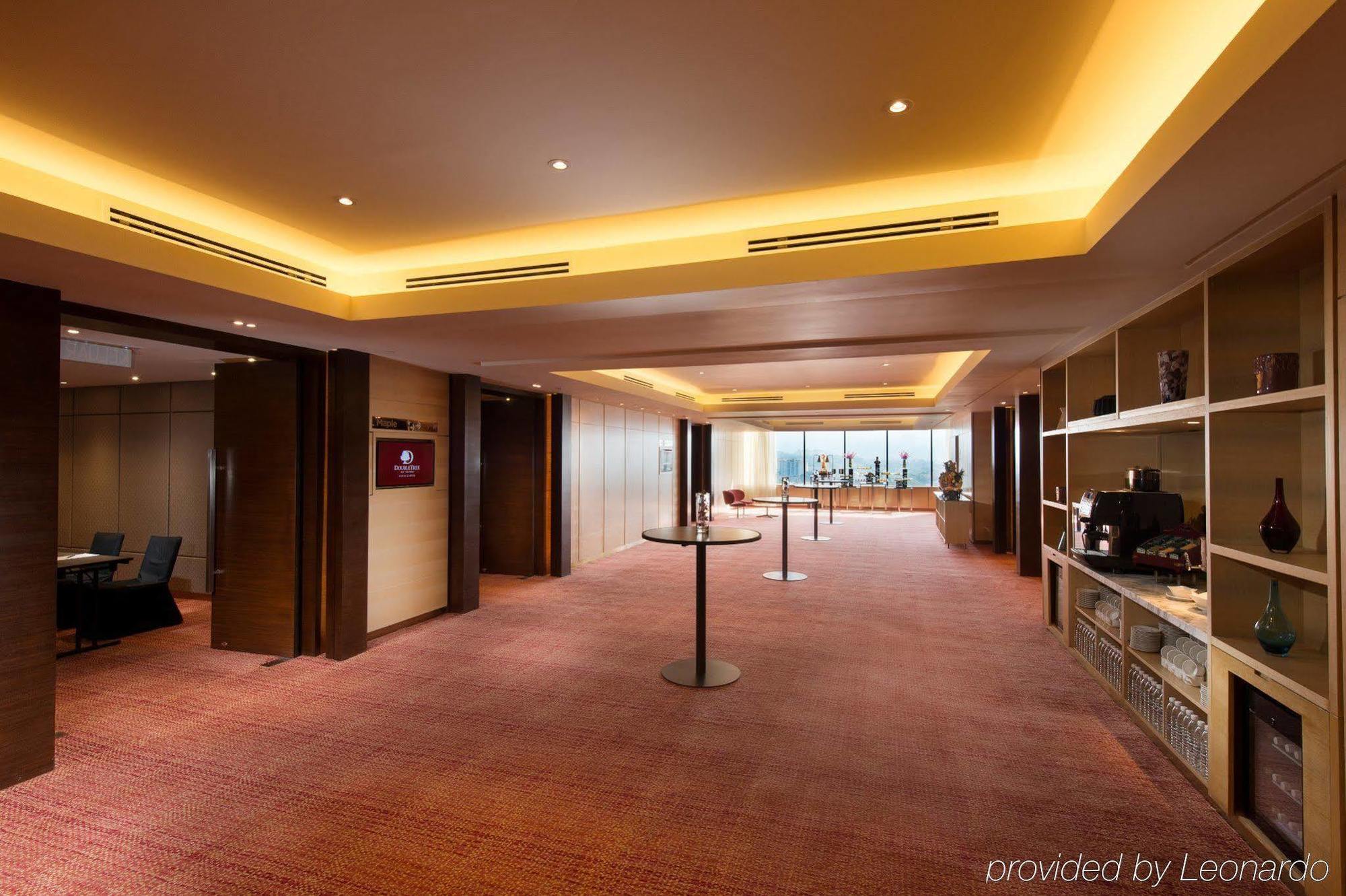 Готель Doubletree By Hilton Куала-Лумпур Екстер'єр фото Club Lounge at KLIA
